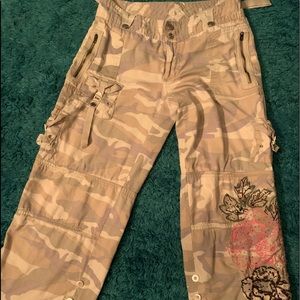 VENUS Camo Capri Pants Size 8